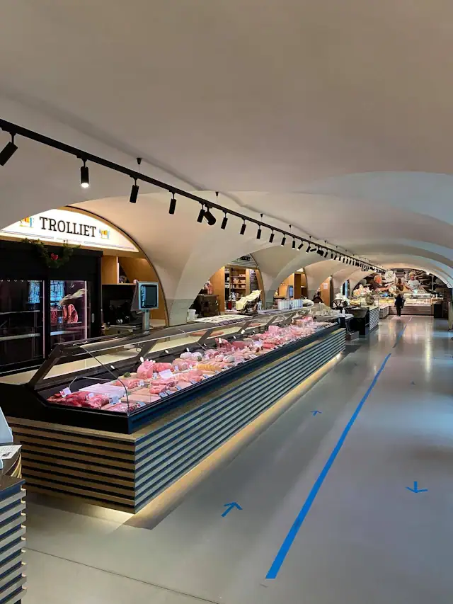 Khu chợ tại trung tâm thương mại Grand Hôtel Dieu