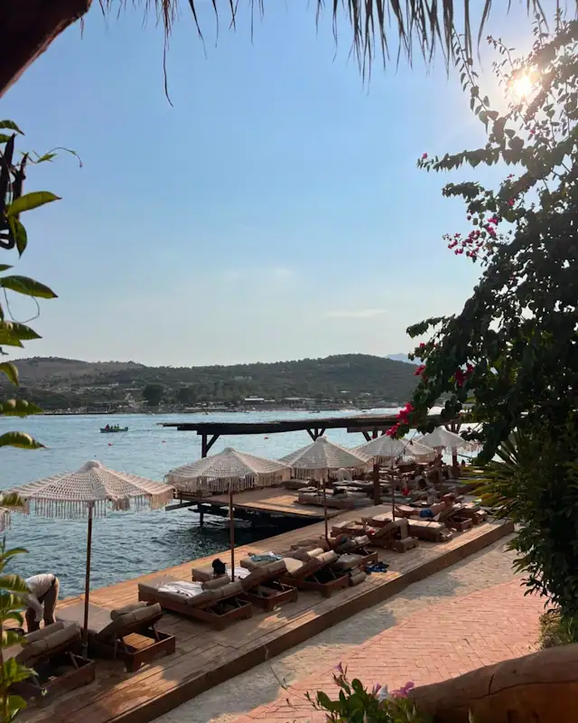 African Beach Club: Âm thanh ngoài trời kín đáo trên Riviera Albania