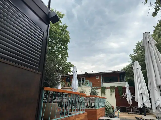 Restaurant Pescarus, Bucharest: Âm thanh chống chịu thời tiết cho sân hiên ngoài trời
